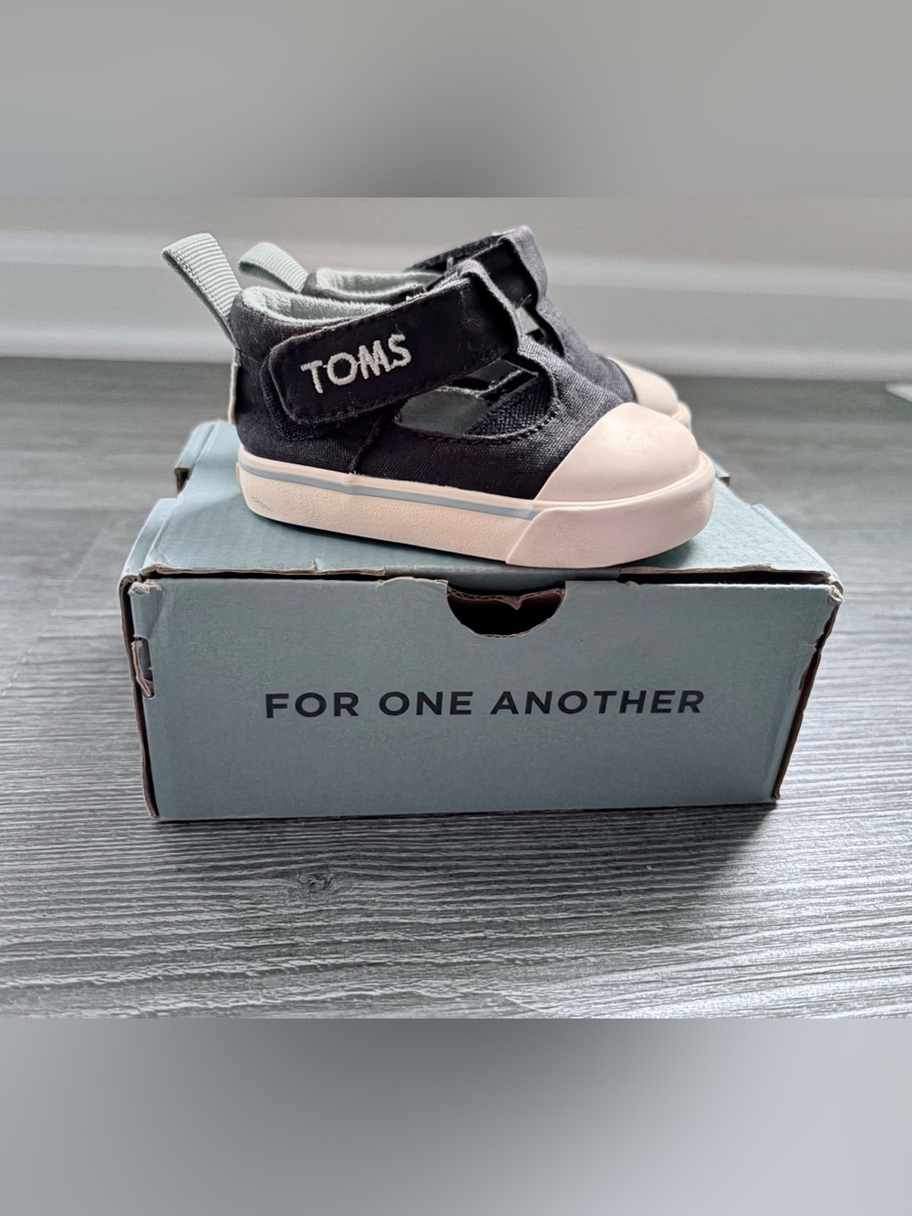 TOMS Baby Navy and White Canvas Sneakers. Size 3. NWT